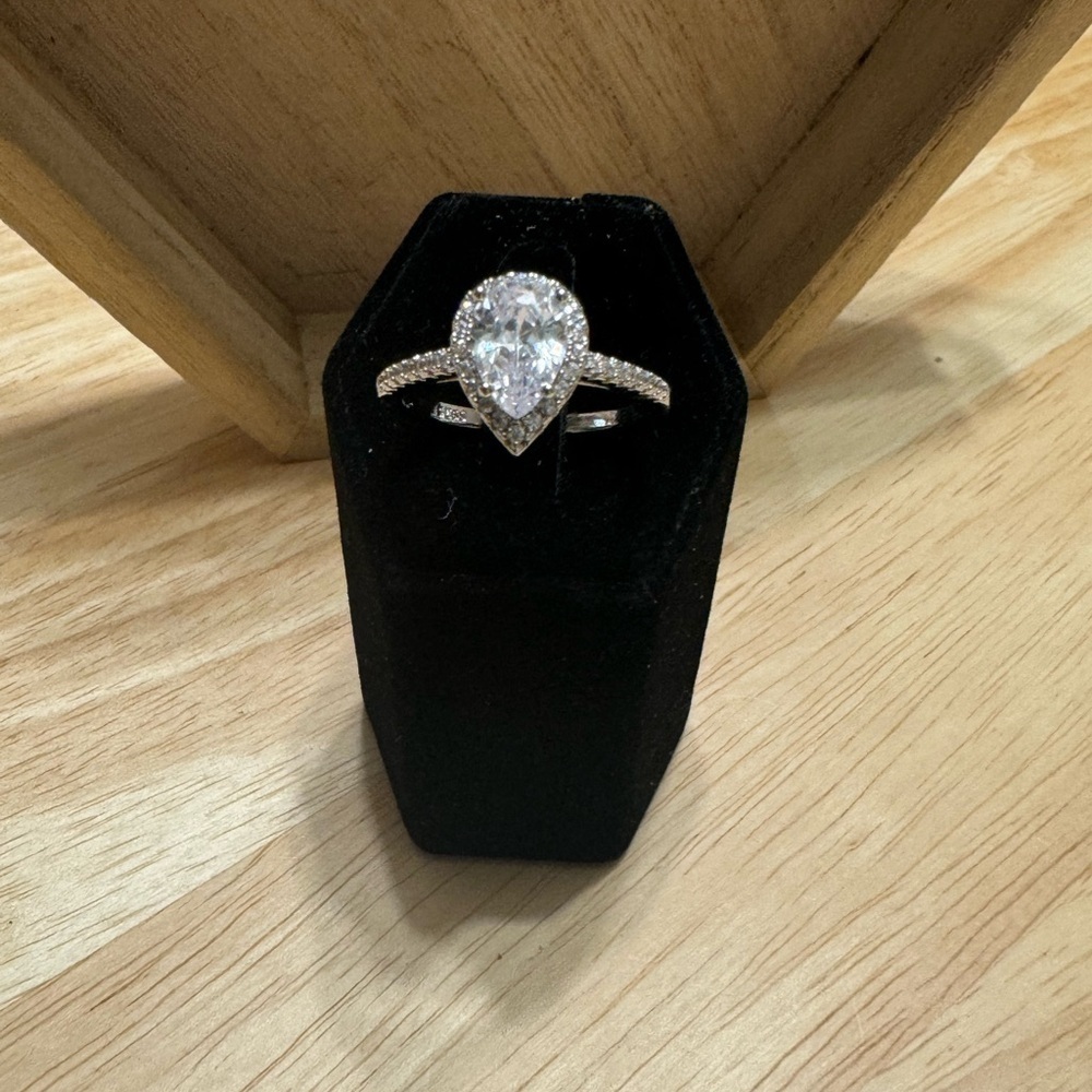 SIZE 10 WEDDING RING - Picture 5 of 6